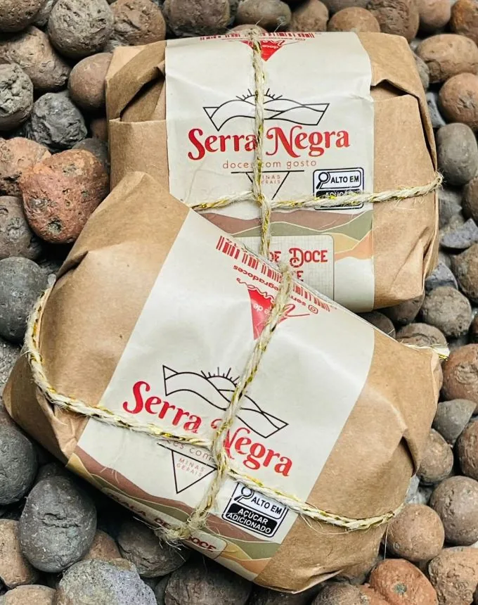 Pacotes do doce de leite puxa-puxa Serra Negra sobre pedras